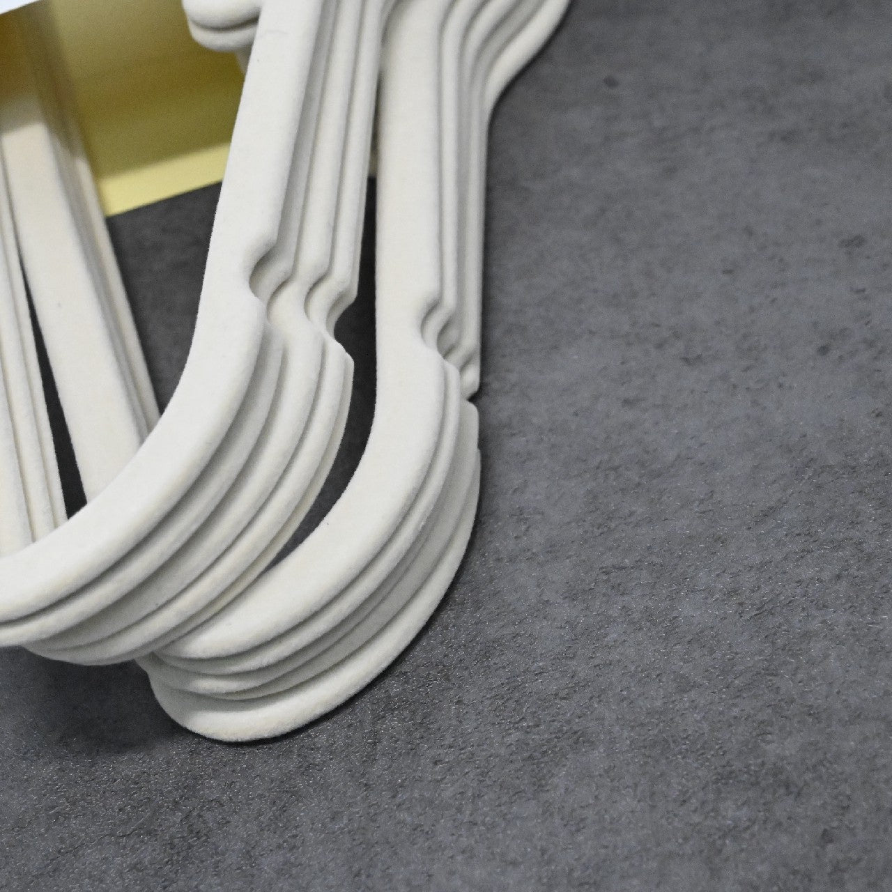 DUNTRKDU High-Grade Flocking Hanger Magic Hanger Seamless Non-Slip Adult Plastic Hanger