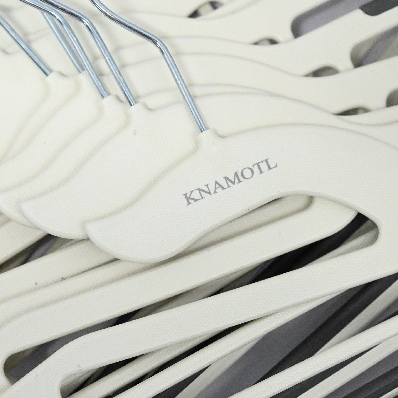 KNAMOTL White Plastic Clothes Hangers for Clothing, Closet, Coats, Shirts