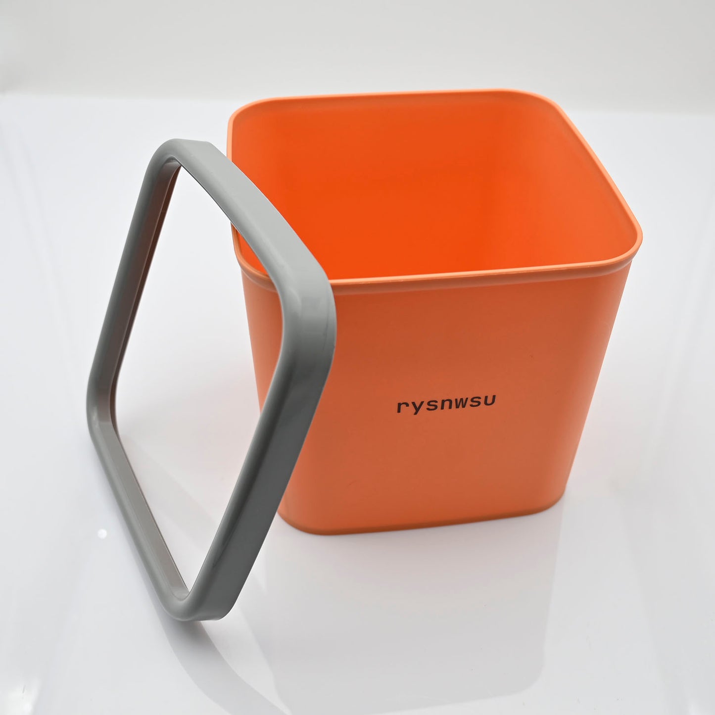 rysnwsu Garbage Pails in Orange Plastic Bin