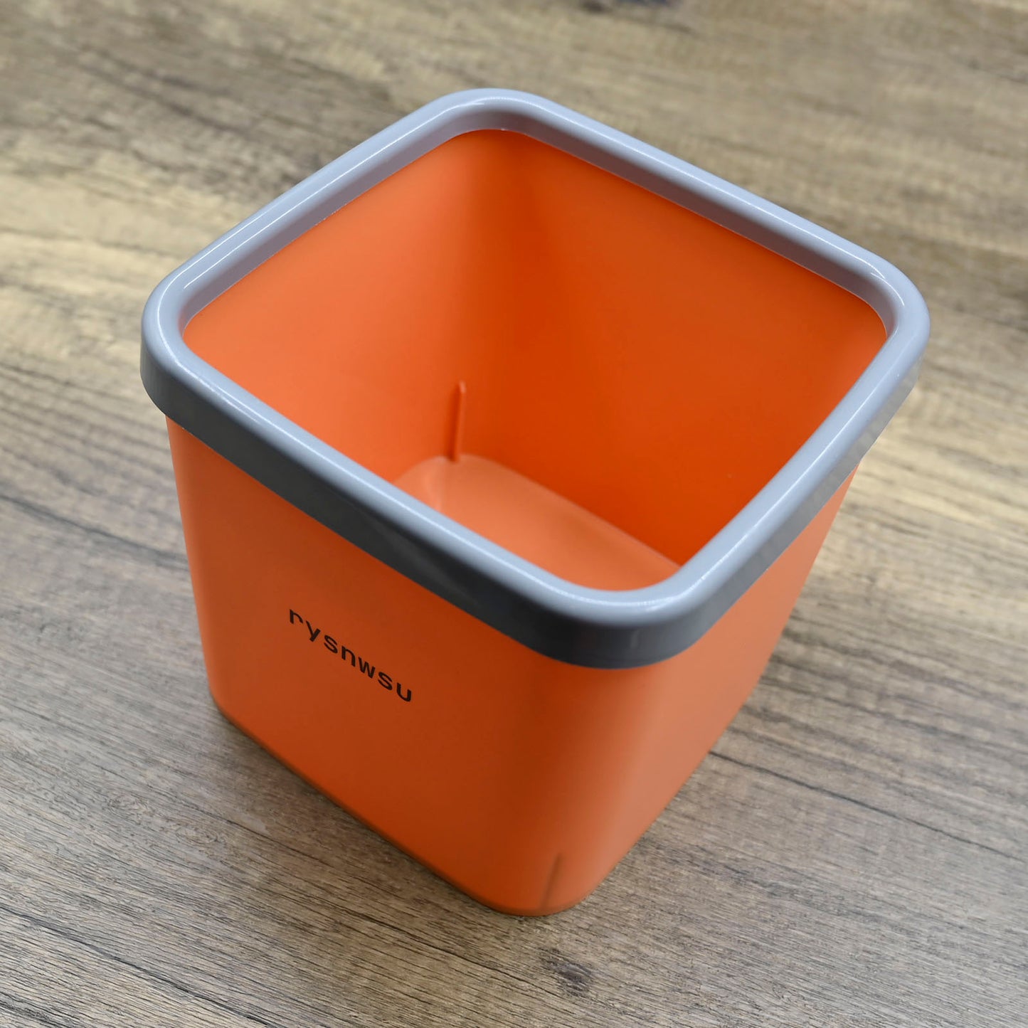 rysnwsu Garbage Pails in Orange Plastic Bin