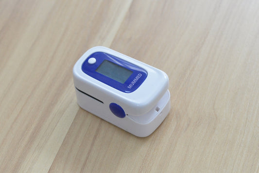 MUMMED Portable Blood Oxygen Monitor with Digital Screen and Button, White and Blue