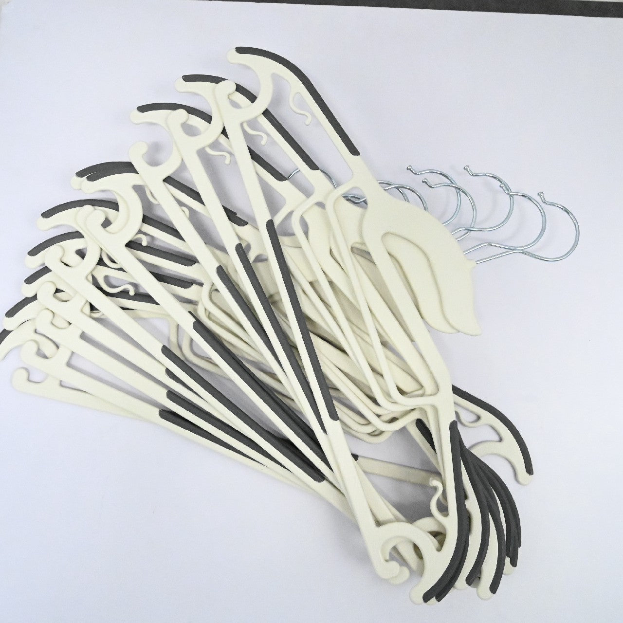 KNAMOTL White Plastic Clothes Hangers for Clothing, Closet, Coats, Shirts