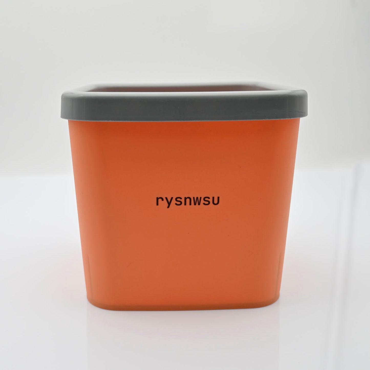 rysnwsu Garbage Pails in Orange Plastic Bin