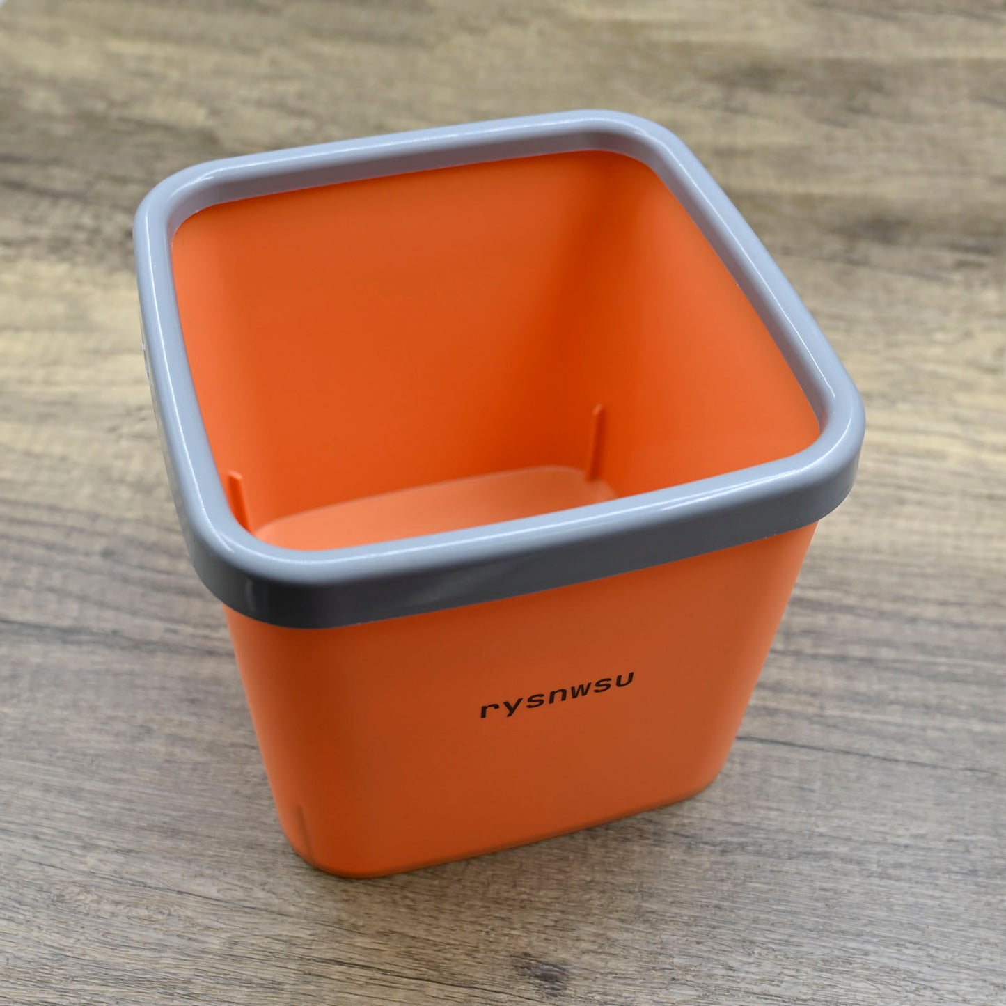 rysnwsu Garbage Pails in Orange Plastic Bin